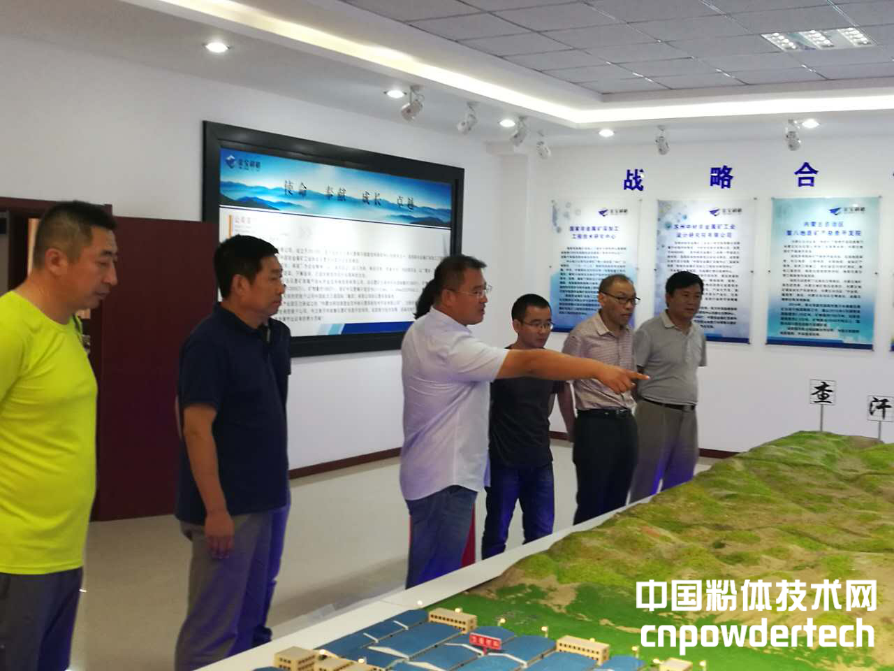 石墨專家考察查汗木胡魯晶質(zhì)石墨礦區(qū).jpg